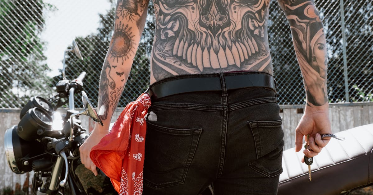 découvrez des designs de tatouages uniques et inspirants, adaptés à tous les styles et toutes les personnalités. explorez notre collection de motifs originaux et laissez libre cours à votre créativité pour trouver le tatouage parfait qui vous représente.