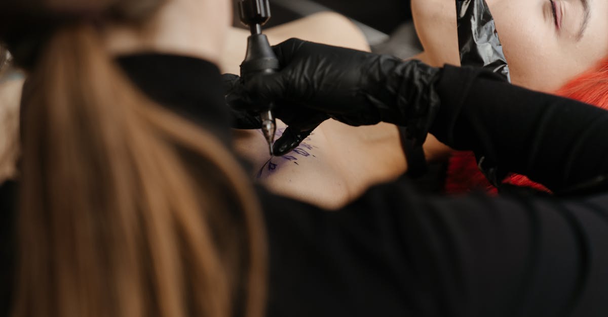 Oplev kunsten at tatovere med vores unikke og personlige kreationer. Uanset om du er nybegynder eller passioneret tatovør, vil vores team af professionelle tatovører hjælpe dig med at skabe dine drømmes tatovering. Dyk ned i tatoveringens verden og forvandl din hud til et lærred til kunstnerisk udtryk.